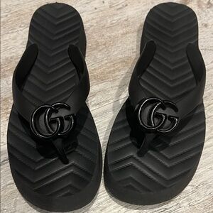 Gucci Black Flip-Flop Sandals with Logo